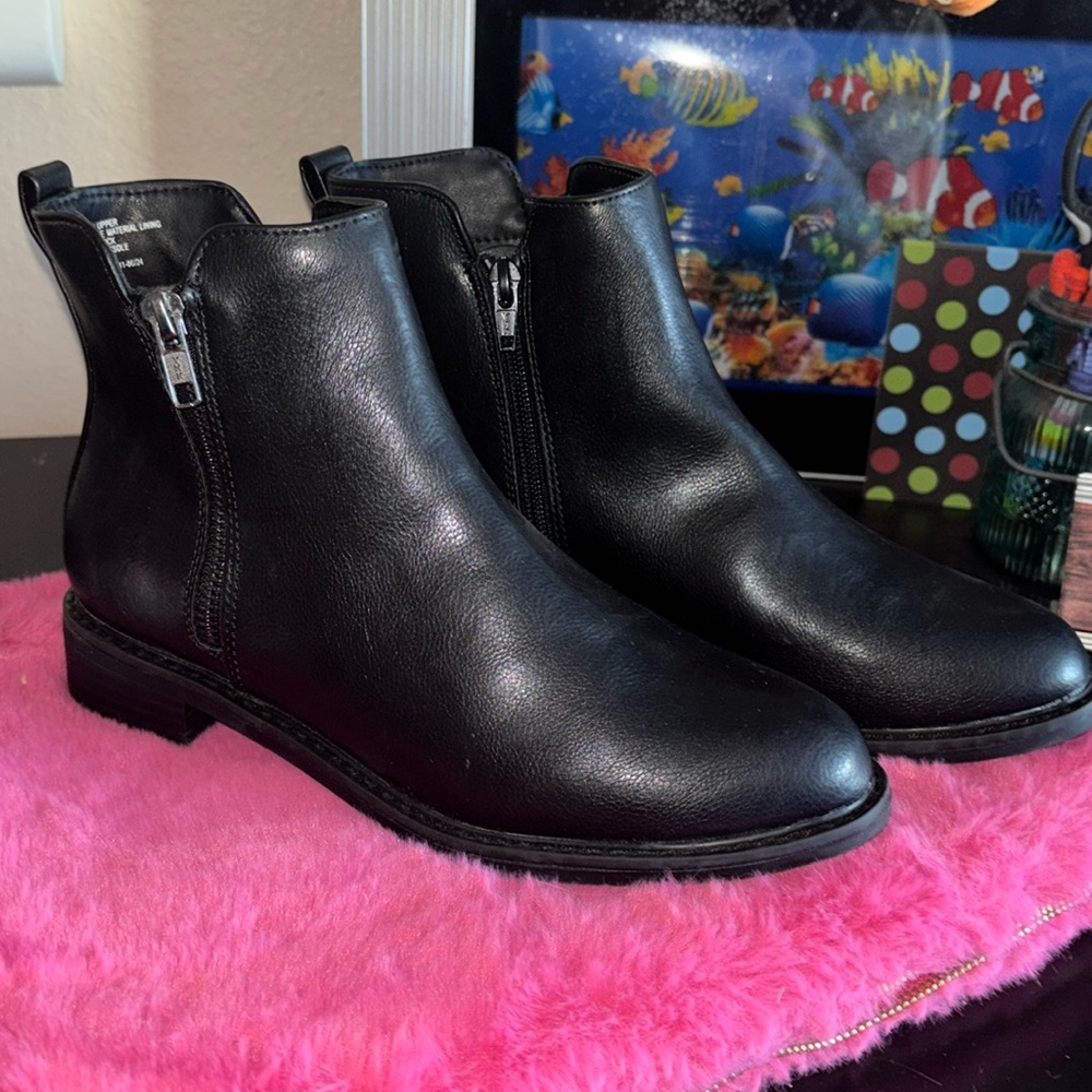 NWOT Universal Thread Black vegan leather zippers on both sides adorable Ankle